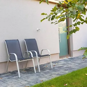 Apartment With Back Garden, Karlsbad